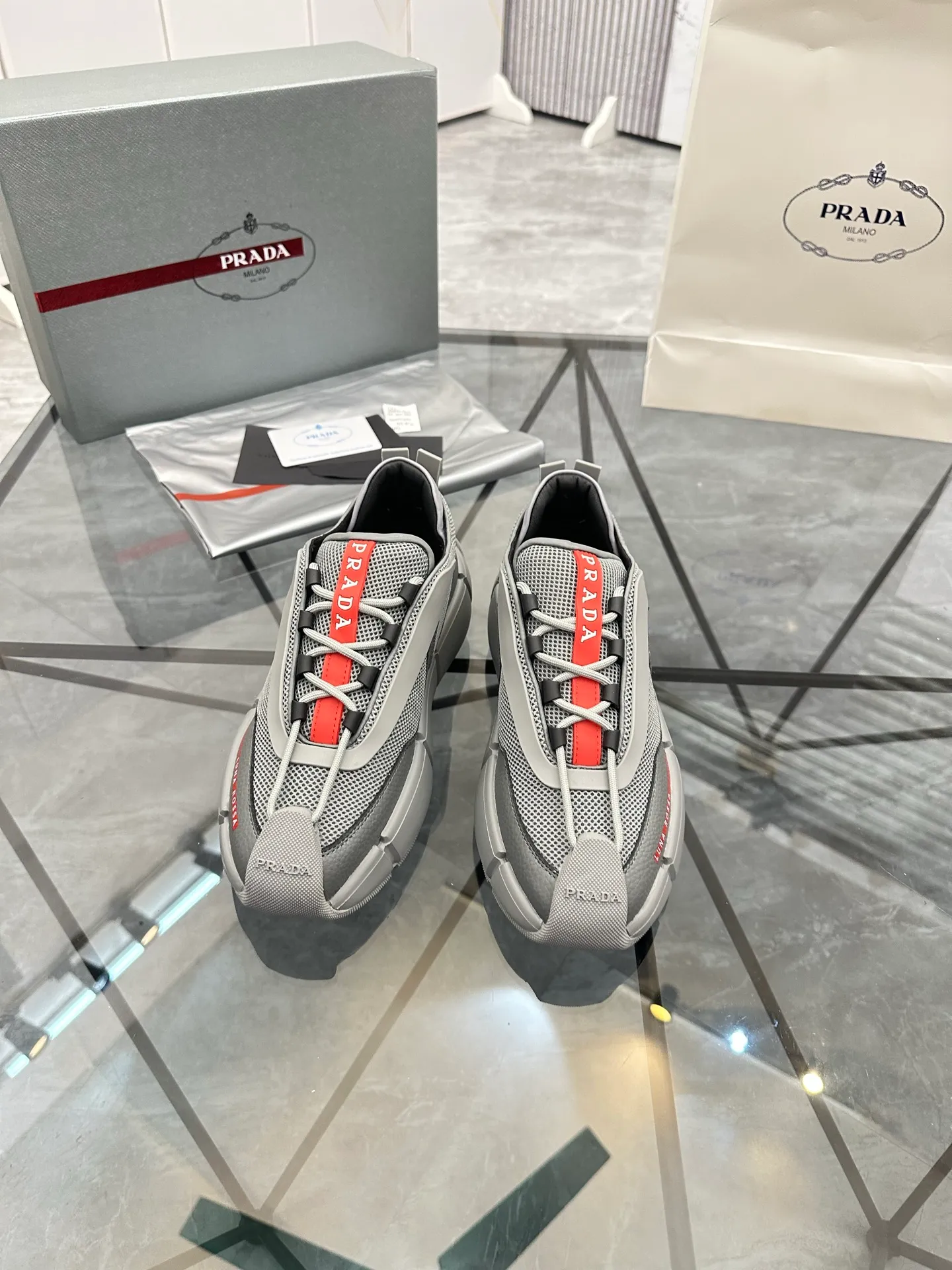 Men's shoes: 💰P500¥ High-end, complete package Product trademark: Prada *"Prada*" low-top casual shoes Regular size: 38-44 (can be customized to 45.46) Couple style Product materials: Upper imported cowhide stitched with original fabric, sheepskin lining, original outsole. Number: 846